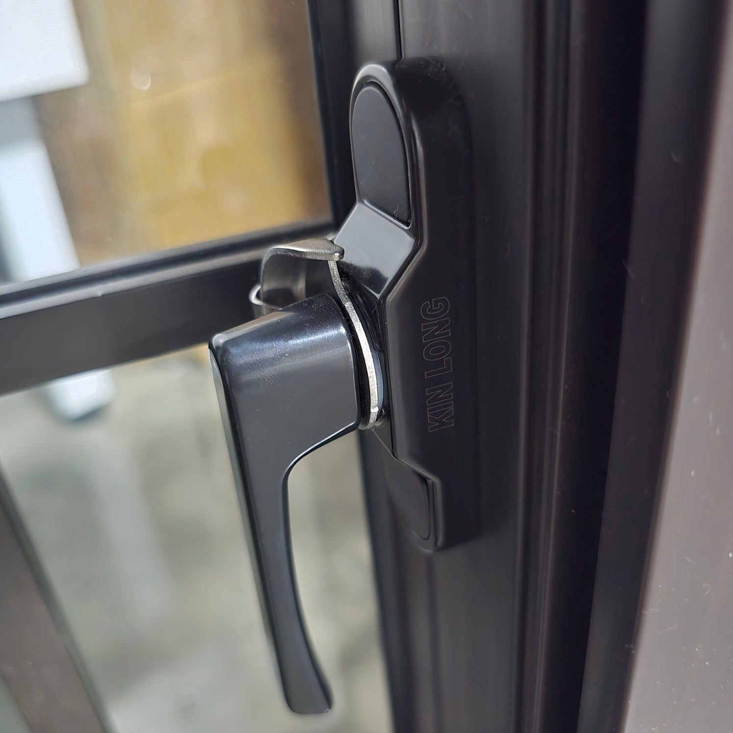 Cerradura tipo media luna Pestillo para ventanas corredizas de aluminio y PVC. Alta seguridad y diseño compacto color negro