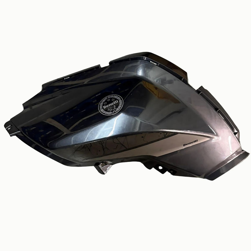 Covertor izquierdo del tanque de combustible gris con calcomanias (TRK502XMY2020)