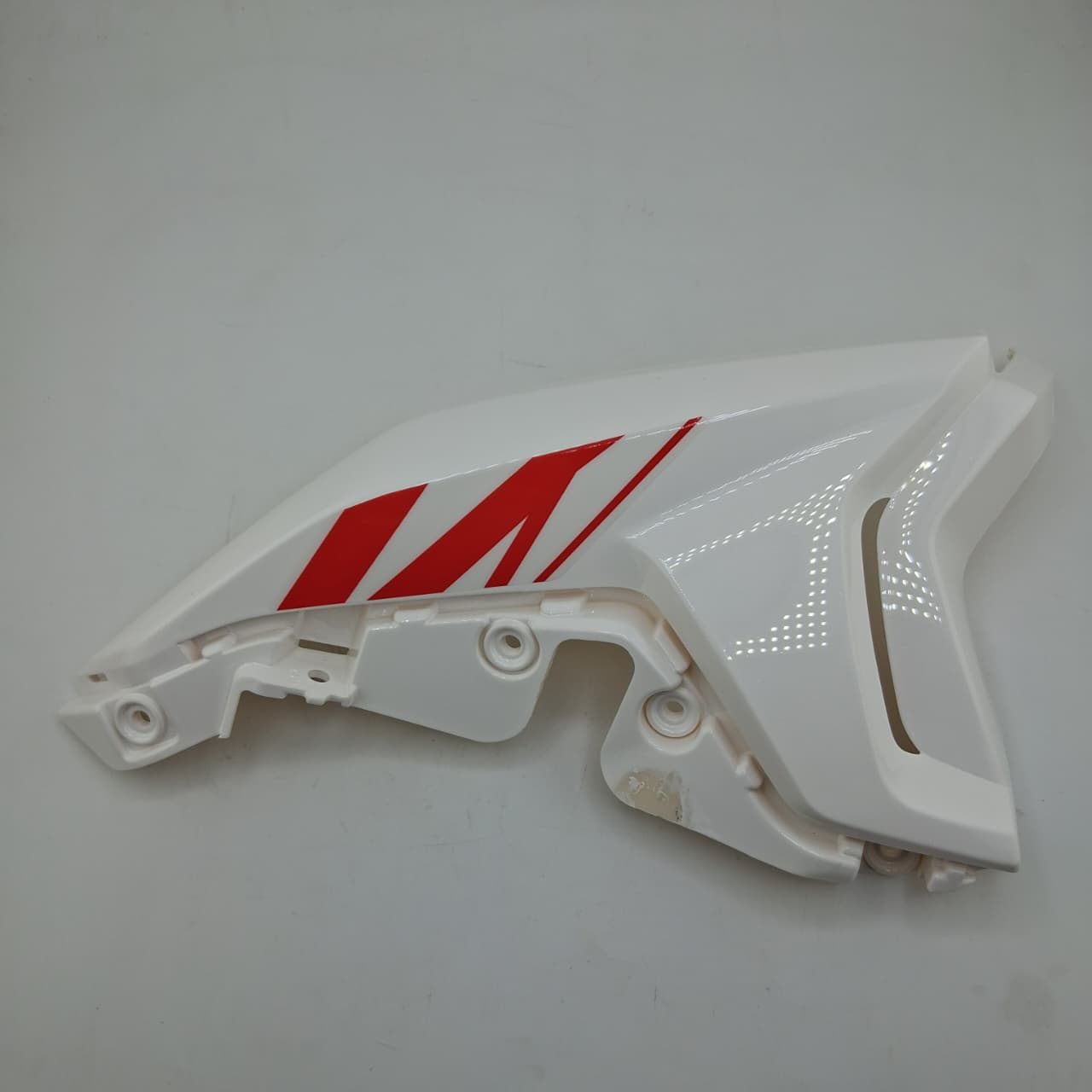 Covertor decorativo del faro inferior derecho blanco con calcomanias (MINNIX150) HEADLIGHT RIGHT LOWER COVER WHITE GW WITH STICKER