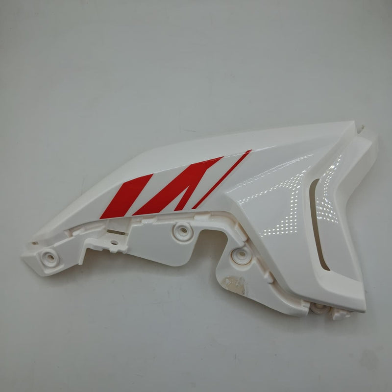 Covertor decorativo del faro inferior derecho blanco con calcomanias (MINNIX150) HEADLIGHT RIGHT LOWER COVER WHITE GW WITH STICKER