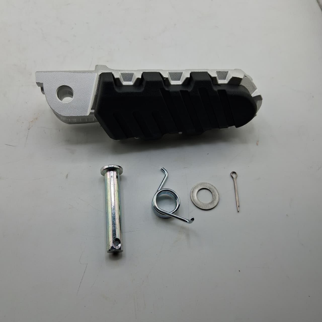 Posa pie delantero derecho (LEONCINO800TRAIL) RIGHT FRONT FOOTREST ASSY