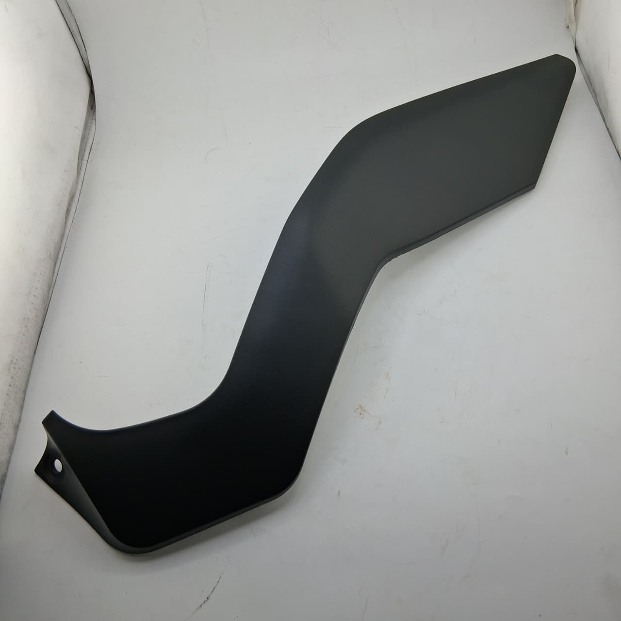 Covertor inferior izquierdo del tanque de combustible (LEONCINO250) FUEL TANK LEFT LOW SIDE COVER