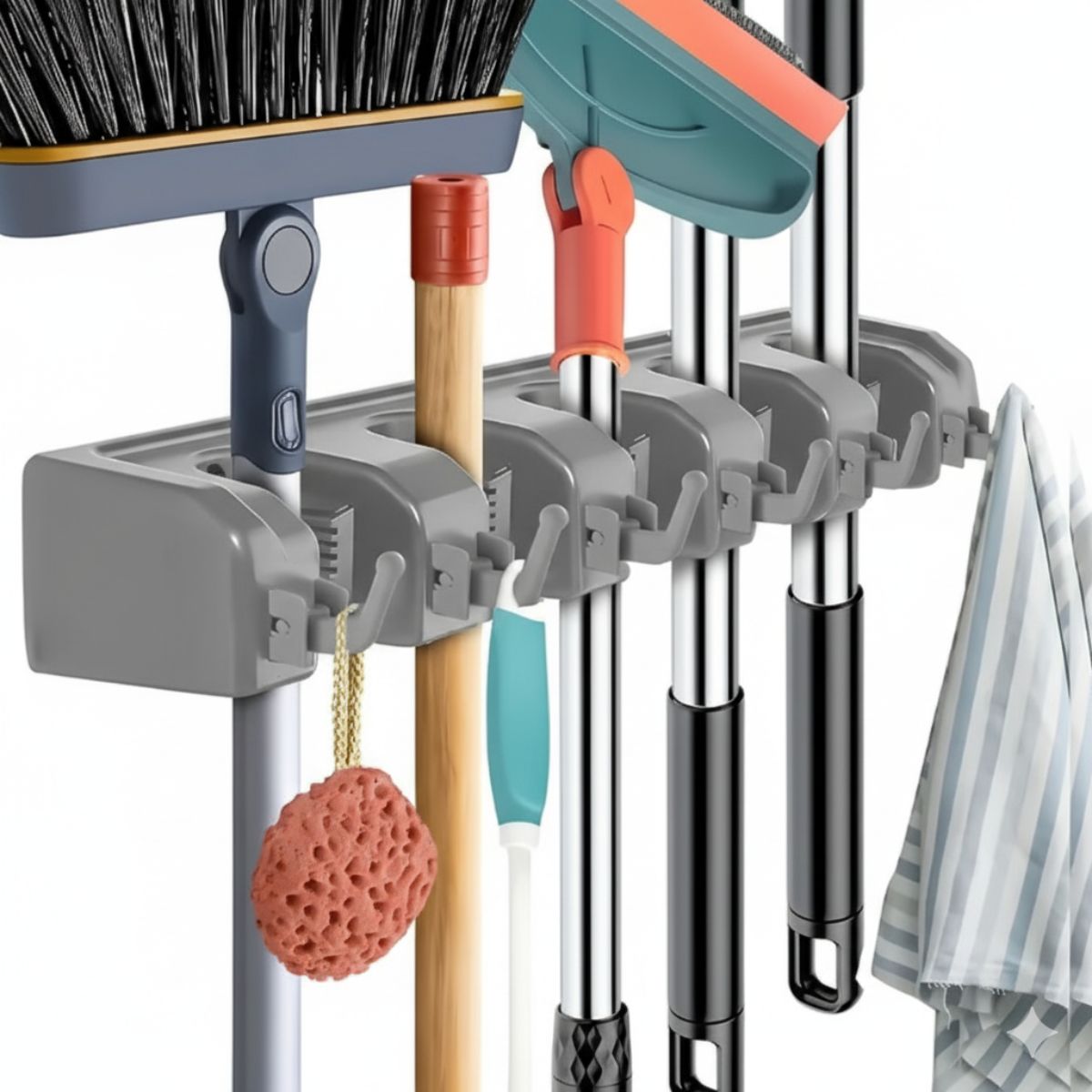 Soporte Gancho Organizador De Pared con 5 ranuras para escobas o trapeadores. Color Gris. Con 6 ganchos para colgar.