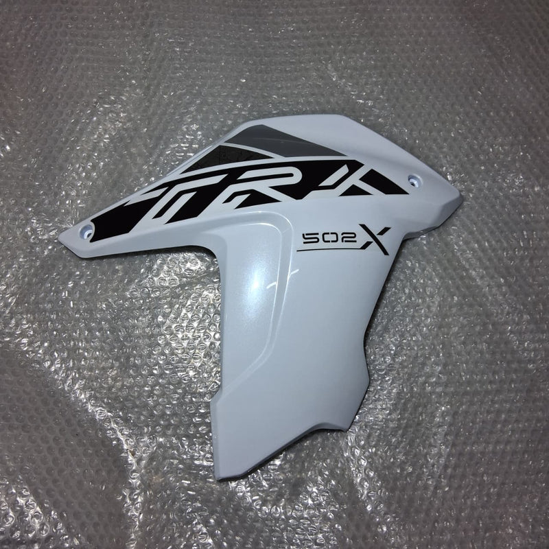 Covertor delantero derecho blanco con calcomanias (TRK502XMY2020)