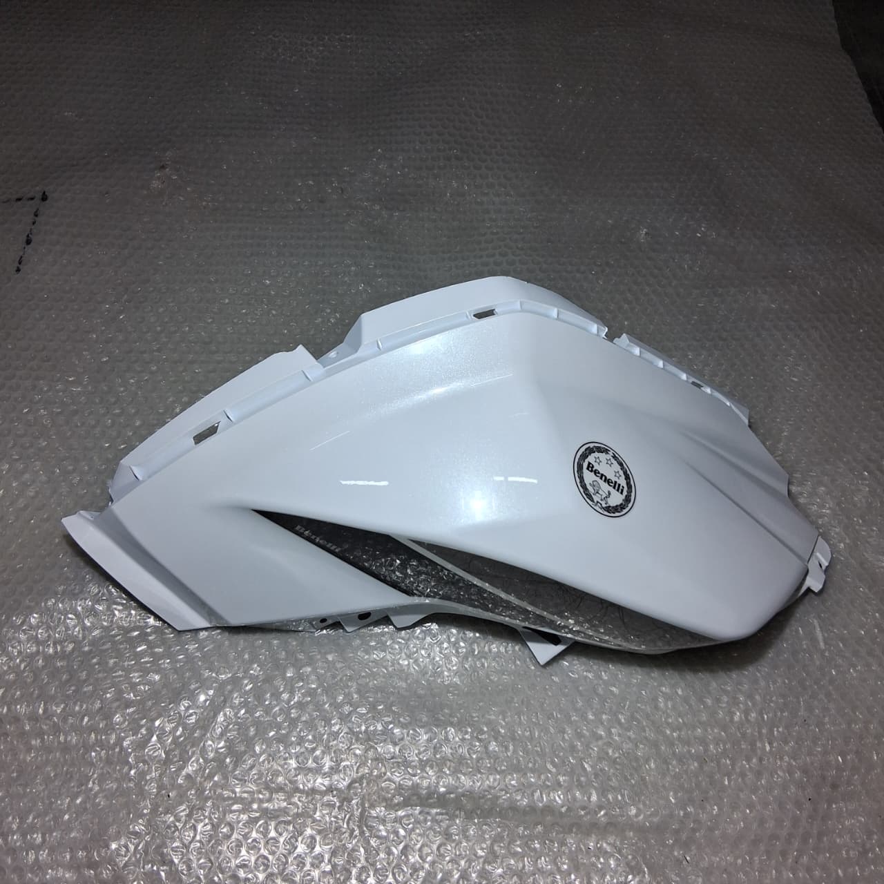 Covertor derecho del tanque de combustible blanco con calcomanias (TRK502XMY2020)