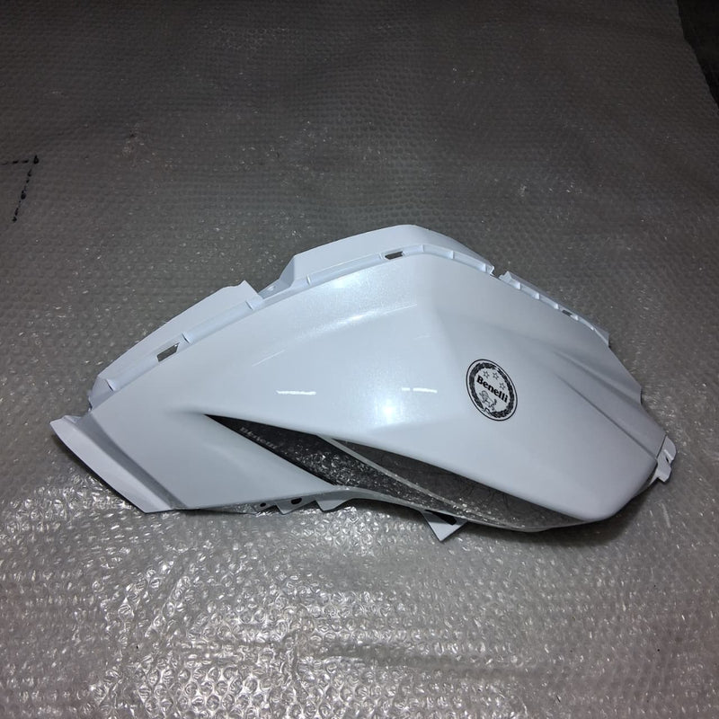 Covertor derecho del tanque de combustible blanco con calcomanias (TRK502XMY2020)