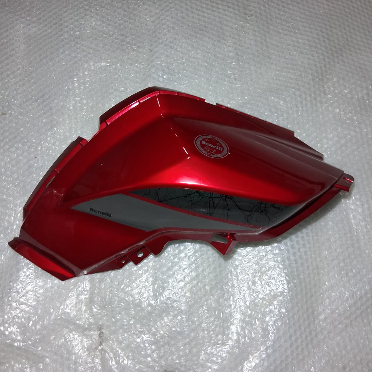 Covertor derecho del tanque de combustible rojo con calcomanias (TRK502XMY2020)