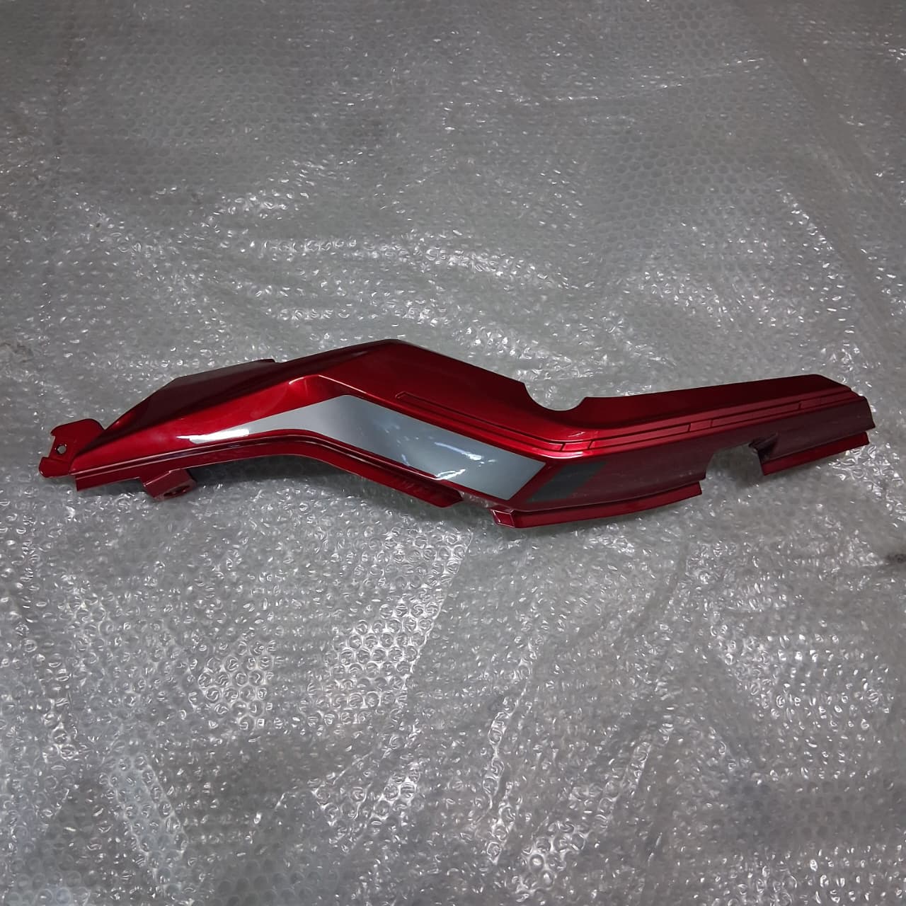 Covertor trasero derecho rojo con calcomanias (TRK502XMY2020)