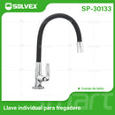 Llave individual para fregador de latón cromado. Grifo de cocina con cuello flexible de goma negra.