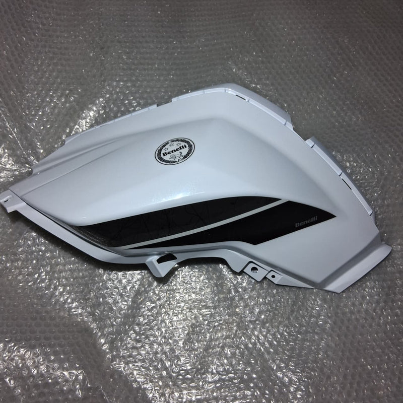 Covertor izquierdo del tanque de combustible blanco con calcomanias (TRK502XMY2020)