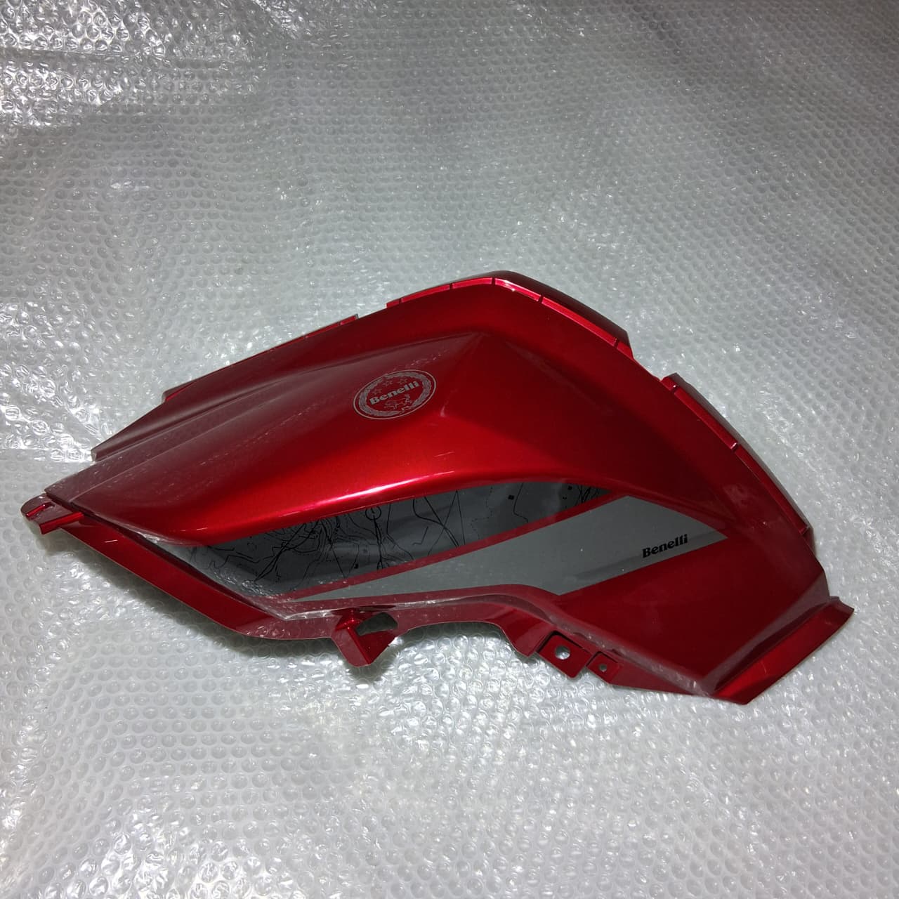 Covertor izquierdo del tanque de combustible rojo con calcomanias (TRK502XMY2020)