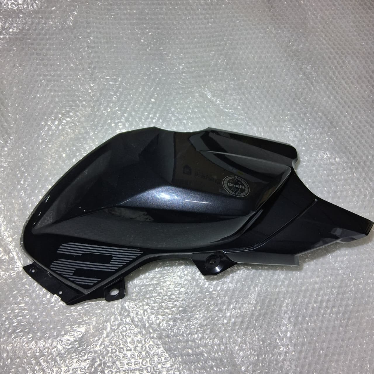 Covertor derecho de tanque de combustible negro con calcomanias (TNT25N)