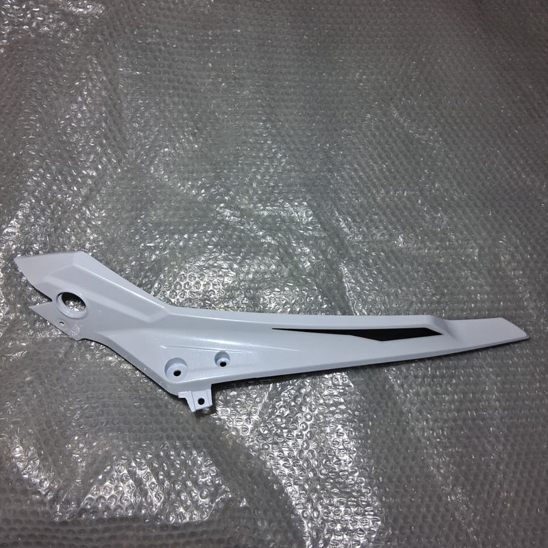 Placa izquierda del guardabarros decorativo frontal blanca con calcomanias (TRK502XMY2020)