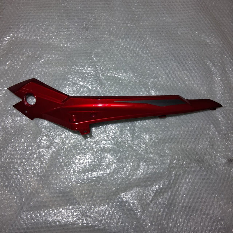 Placa izquierda del guardabarros decorativo frontal roja con calcomanias (TRK502XMY2020)