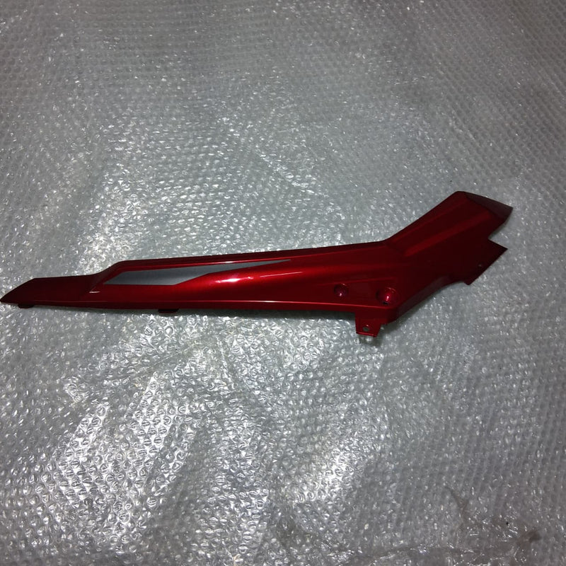 Placa derecha del guardabarros decorativo frontal roja con calcomanias (TRK502XMY2020)