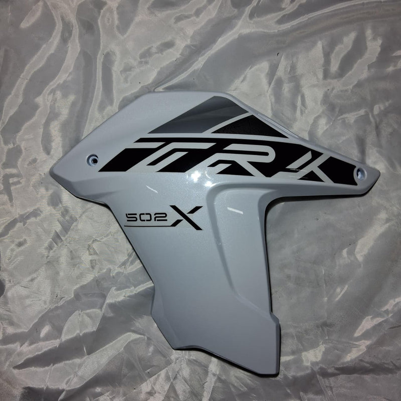 Covertor delantero izquierdo blanco con calcomanias (TRK502XMY2020)