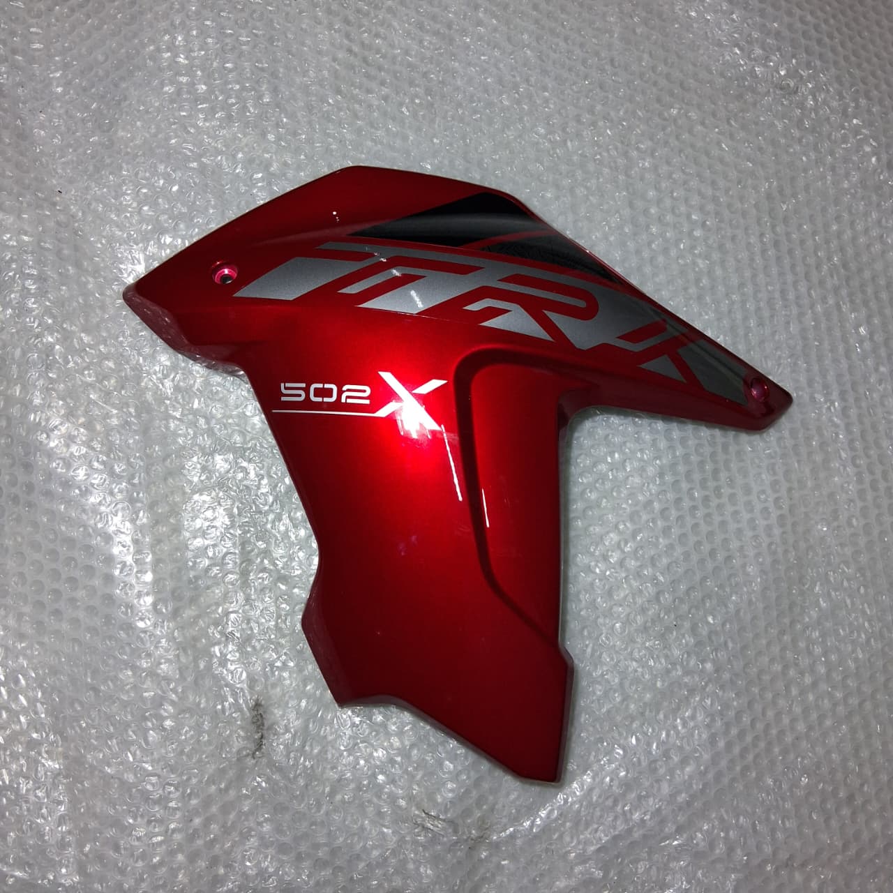 Covertor delantero izquierdo rojo con calcomanias (TRK502XMY2020)