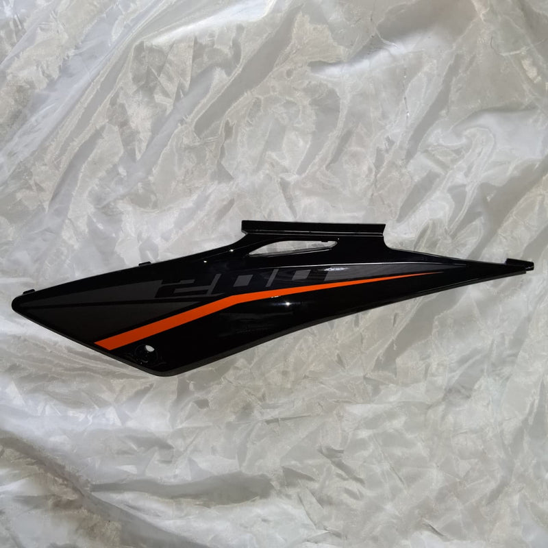 Covertor trasero izquierdo negro (TX200 NEW) LEFT TAIL COVER BLACK B4