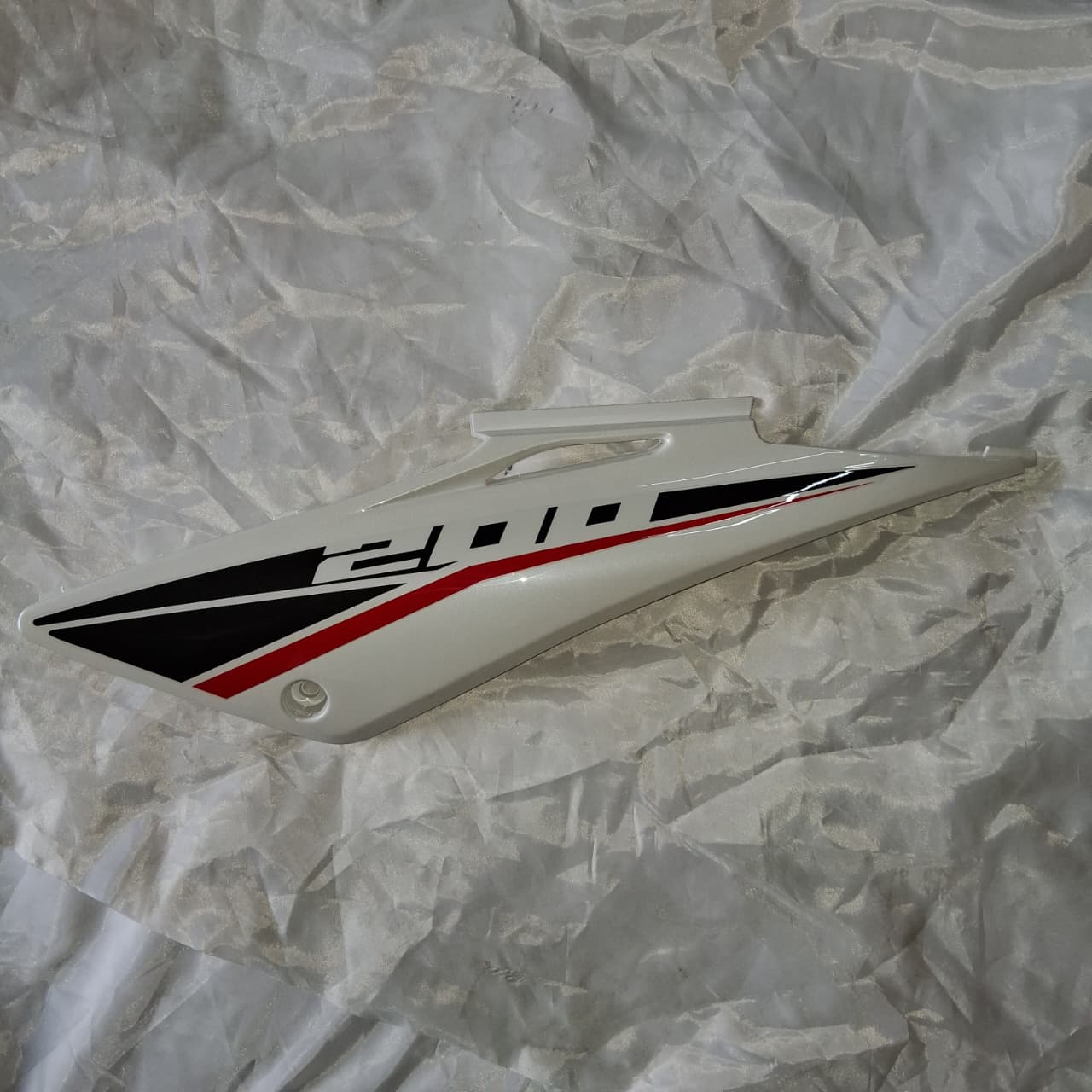 Covertor trasero izquierdo blanco (TX200 NEW) LEFT TAIL COVER WHITE W1