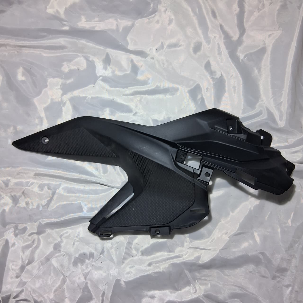 Covertor de la parte baja izquierda del tanque de combustible (TRK502XMY2020)