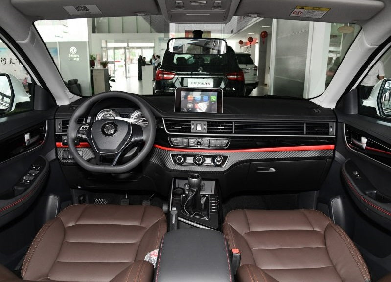 T5L SUV 7 Pasajeros Dongfeng Forthing 1.5T / 6AT automático . Confort Gris Claro / Interior Marron