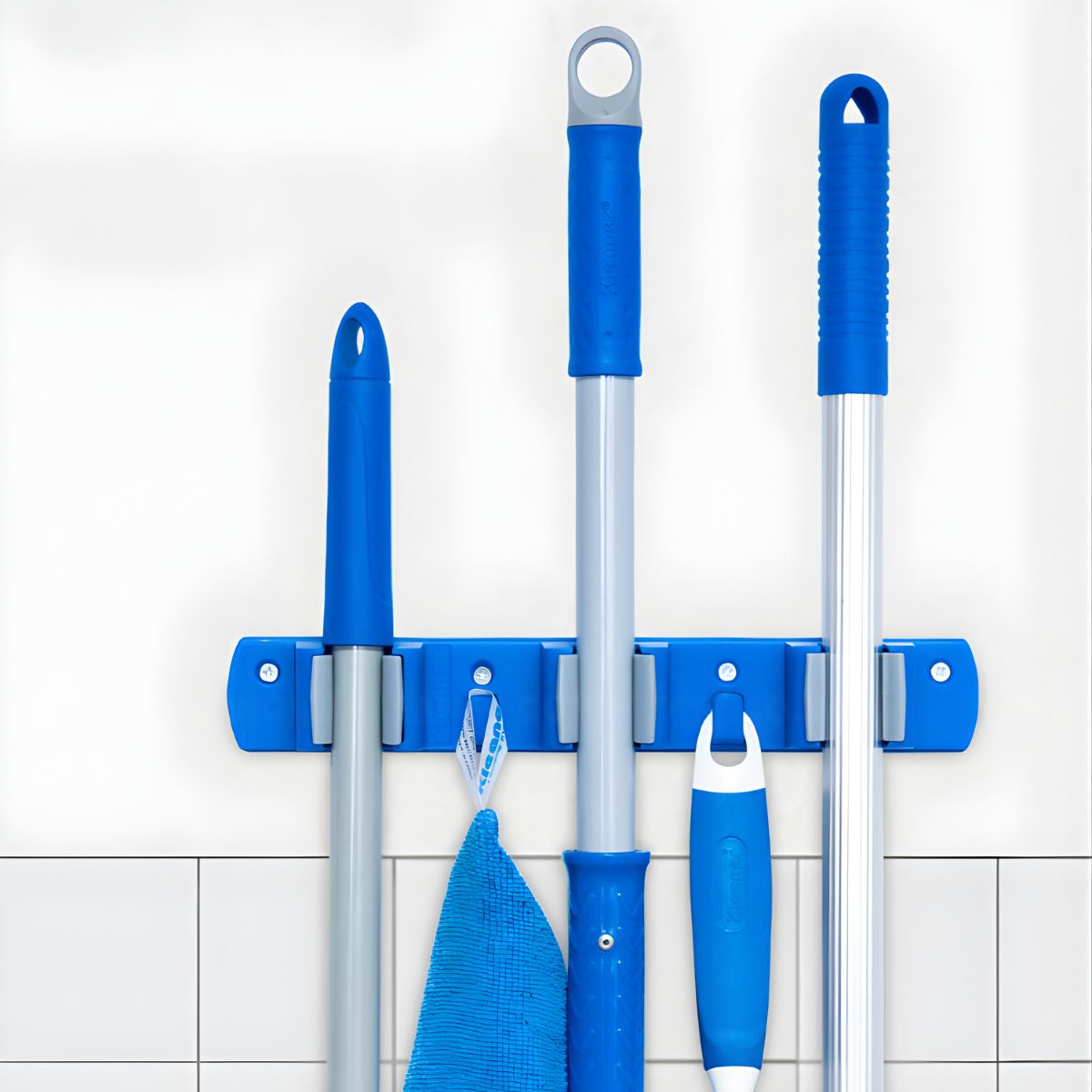 Soporte Organizador De Pared Para Escobas Y Trapeadores de 3 Ranuras. Gancho autoadhesivo.