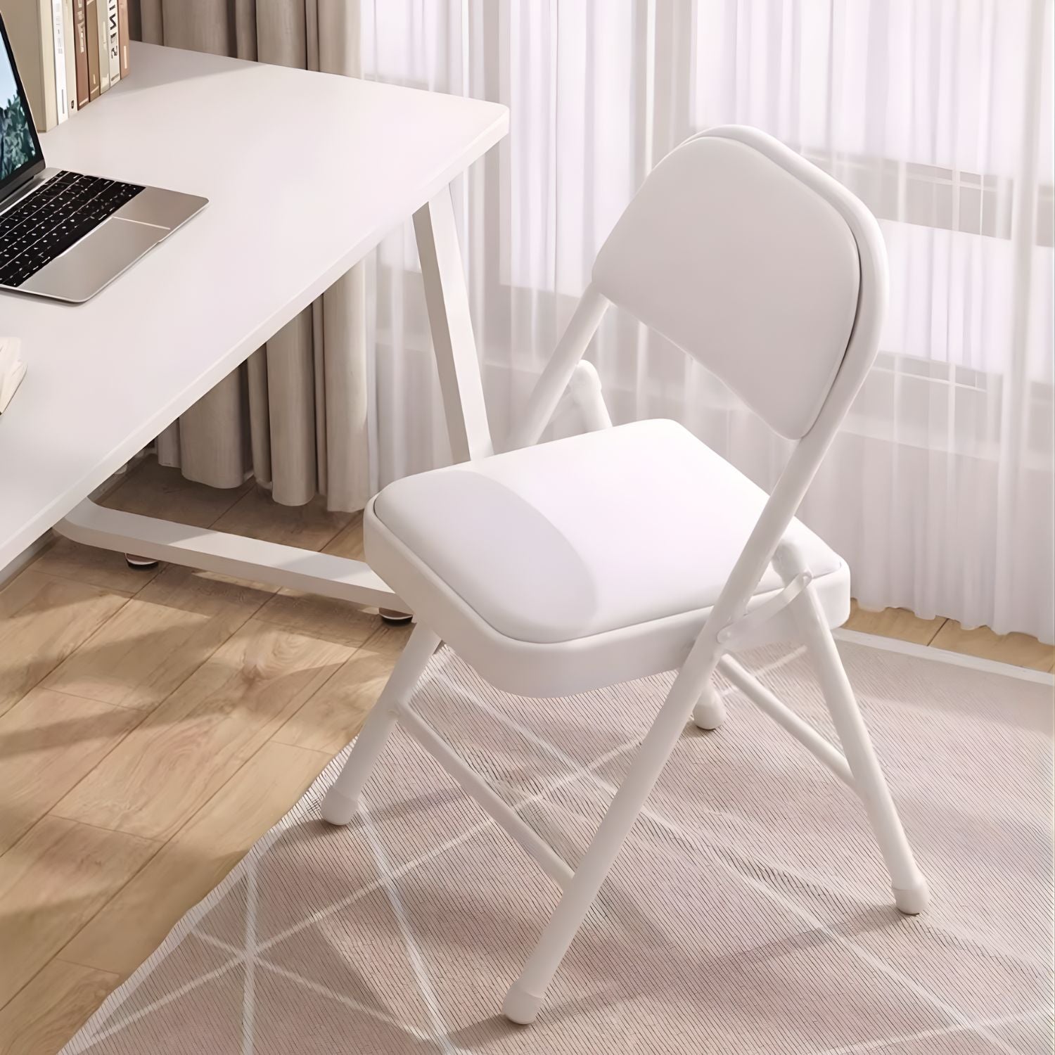 Silla Plegable Reforzada En Metal (79×44×45Cm). Marco Blanco Y Asiento En Cuerina Acolchada. Soporta hasta 150Kg.
