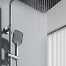 Ducha de baño moderna. Sistema de regadera con rociador tipo lluvia y ducha de mano multifunción. Gris metalizado