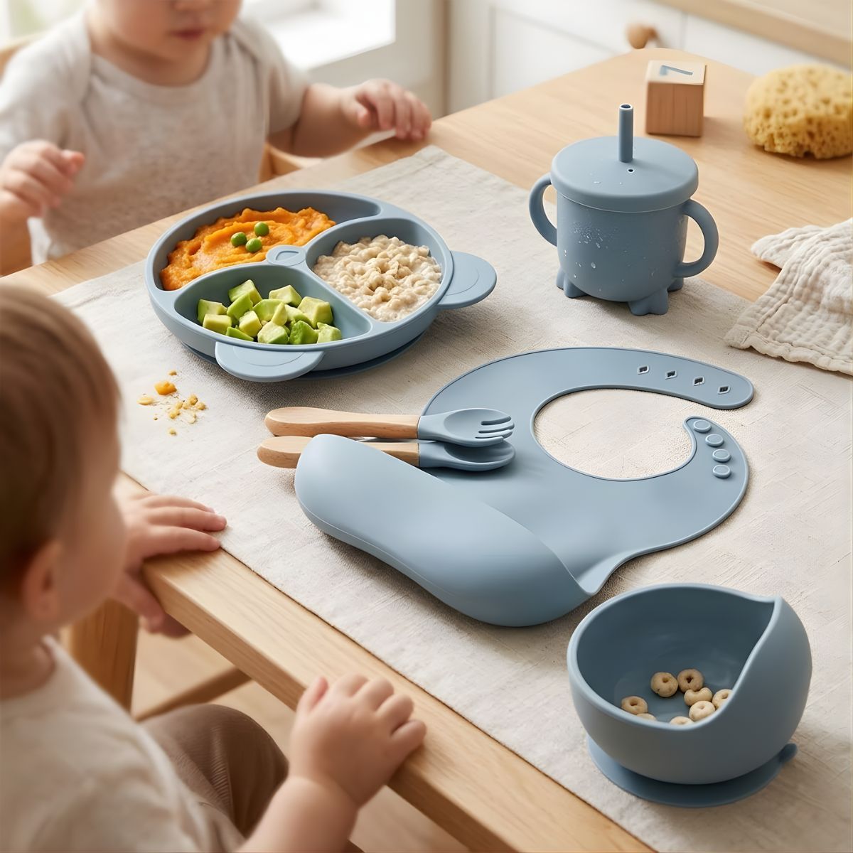 Plato De Silicona Para Bebé Con Divisiones + Set De Alimentación Completo Con Babero Recolector, Tazón, Vaso Con Pajilla Y Cubiertos (6 Piezas). Color azul claro.