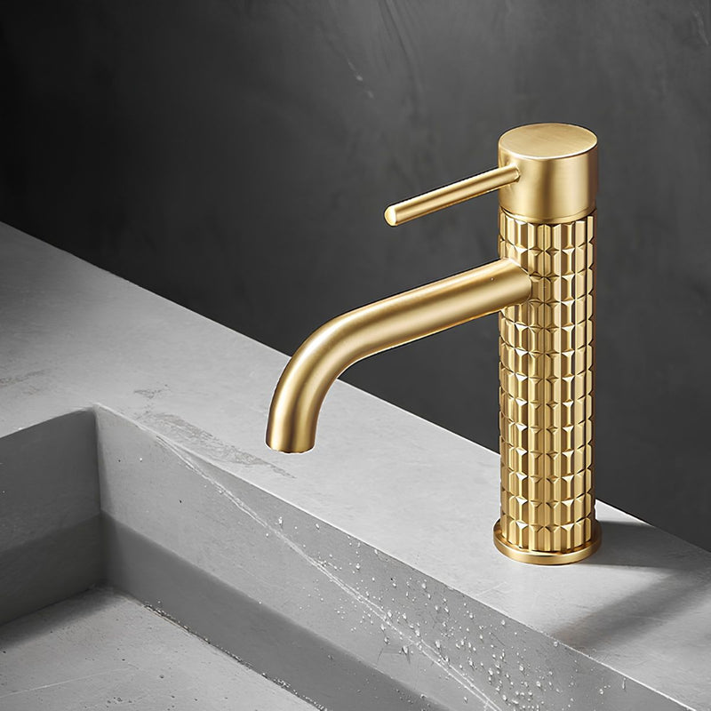 Llave De Lavamanos Individual. Grifo De Lavabo Color dorado. Pluma. Modelo Bajo (19cm). Incluye dos mangueras flexibles de 60cm.