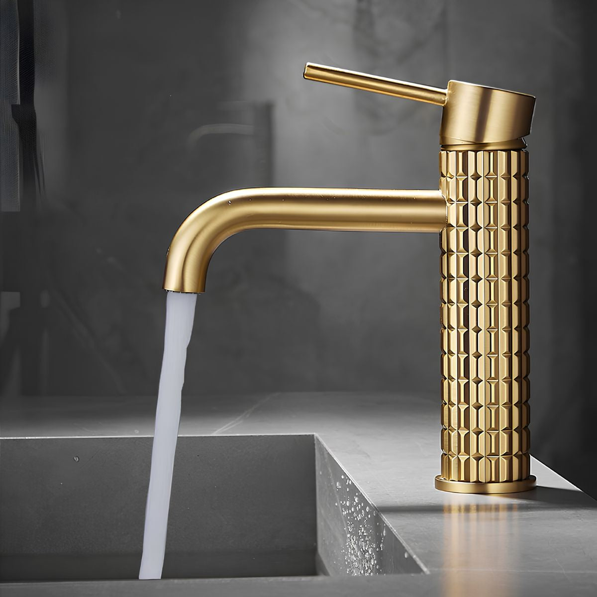 Llave De Lavamanos Individual. Grifo De Lavabo Color dorado. Pluma. Modelo Bajo (19cm). Incluye dos mangueras flexibles de 60cm.