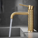 Llave De Lavamanos Individual. Grifo De Lavabo Color dorado. Pluma. Modelo Bajo (19cm). Incluye dos mangueras flexibles de 60cm.