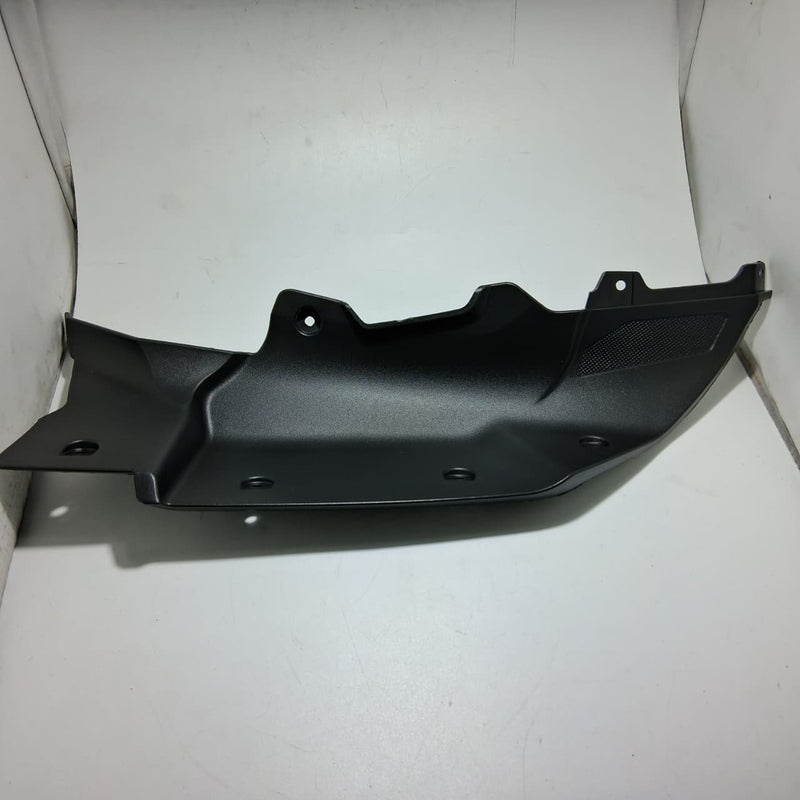 Panel de conexión izquierdo del tanque de combustible (TNT135)