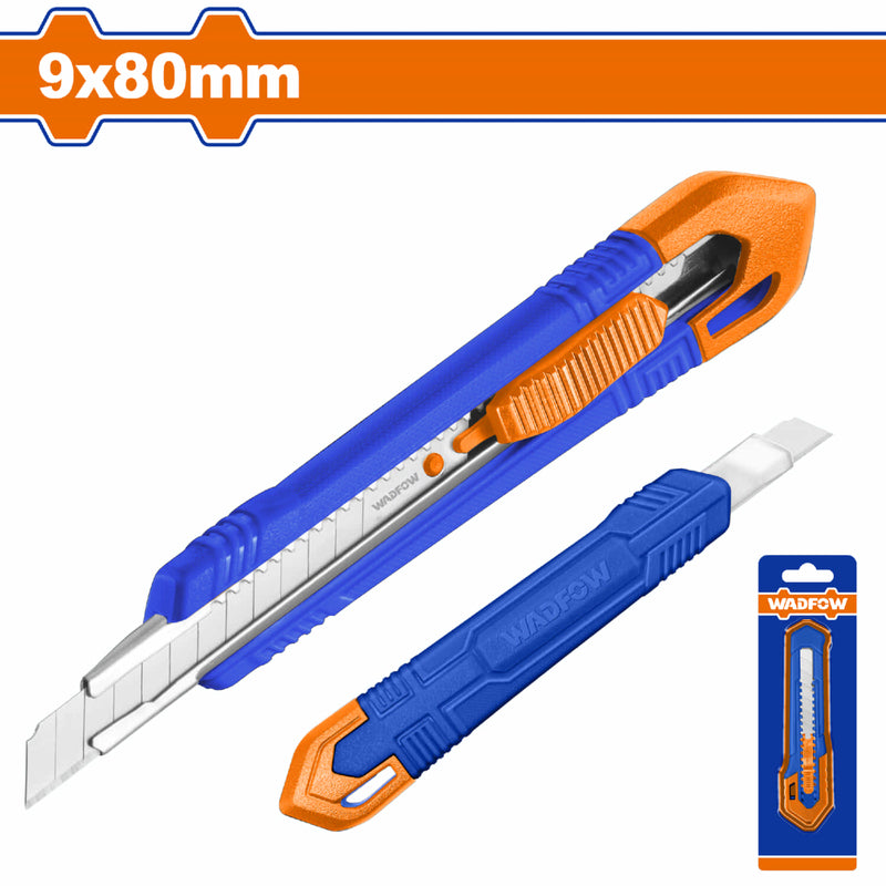 Exacto de 135mm. Con cuchillas de 9mmx80mm. Función auto-bloqueo. Botón de empuje plano.