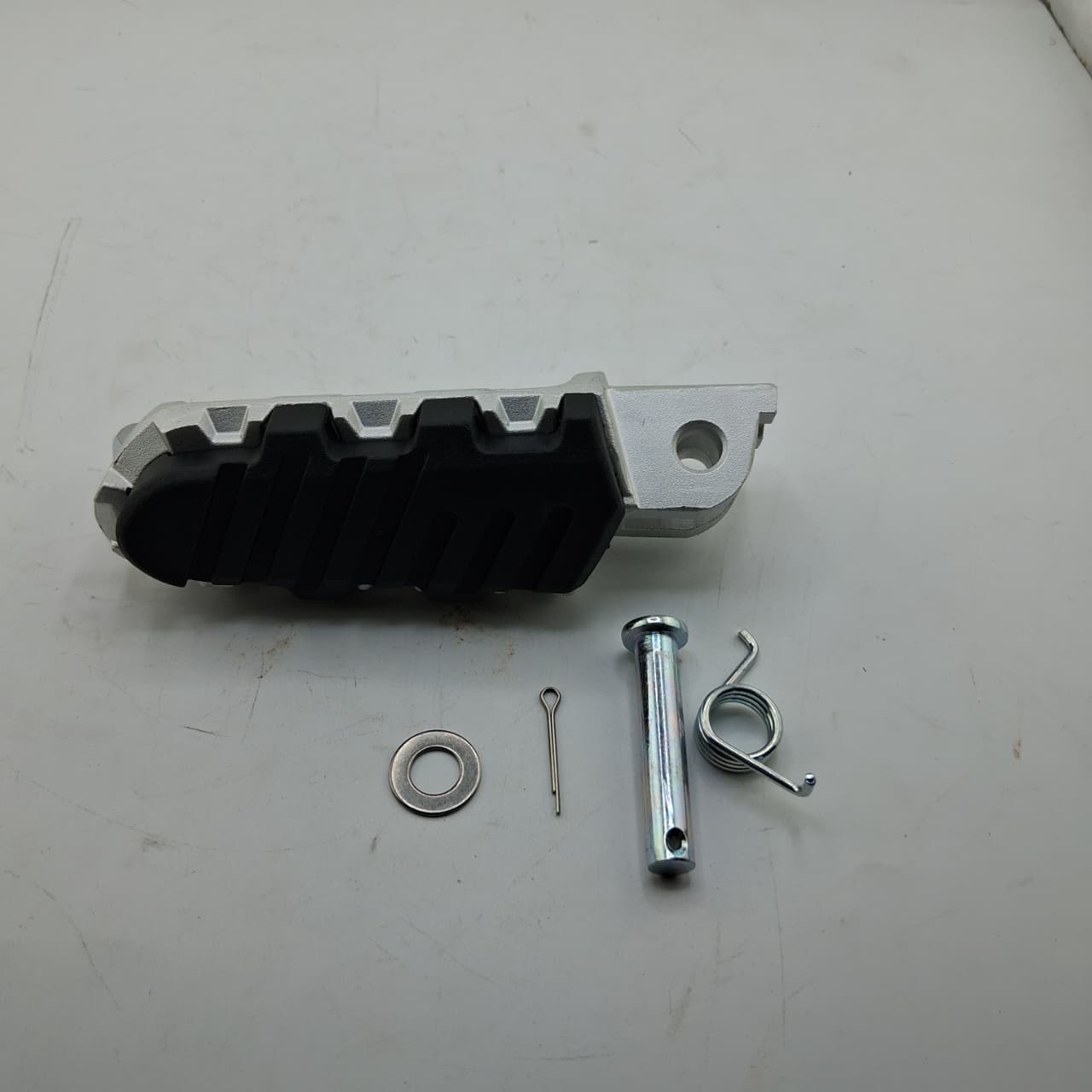 Posa pie delantero izquierdo (LEONCINO800TRAIL) LEFT FRONT FOOTREST ASSY