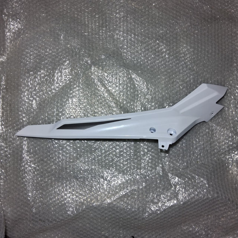 Placa derecha del guardabarros decorativo frontal blanca con calcomanias (TRK502XMY2020)