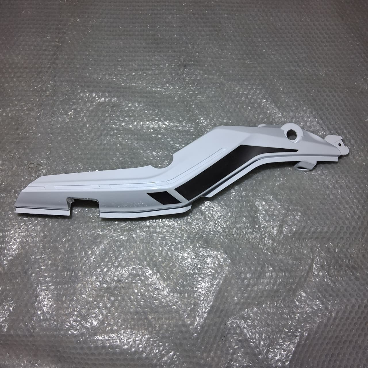 Covertor trasero izquierdo blanco con calcomanias (TRK502XMY2020)