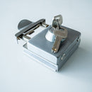 Cerradura cuadrada sencilla. No requiere perforacion en vidrio 8 a 12 mm.  Satinada