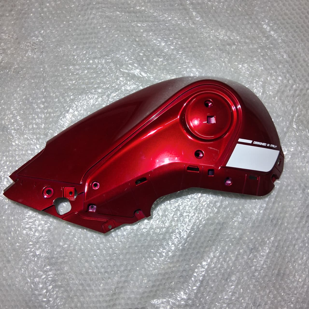 Covertor derecho de tanque rojo con calcomanias (LEONCINO250)