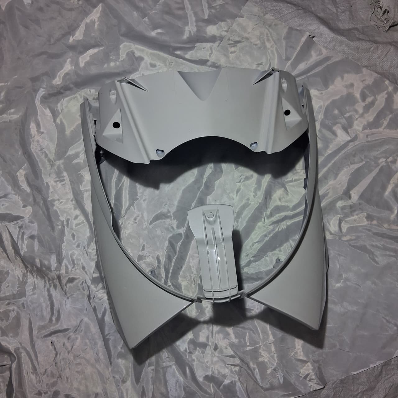 Covertor delanterio inferior blanco con calcomania (ZAFFERANO250)