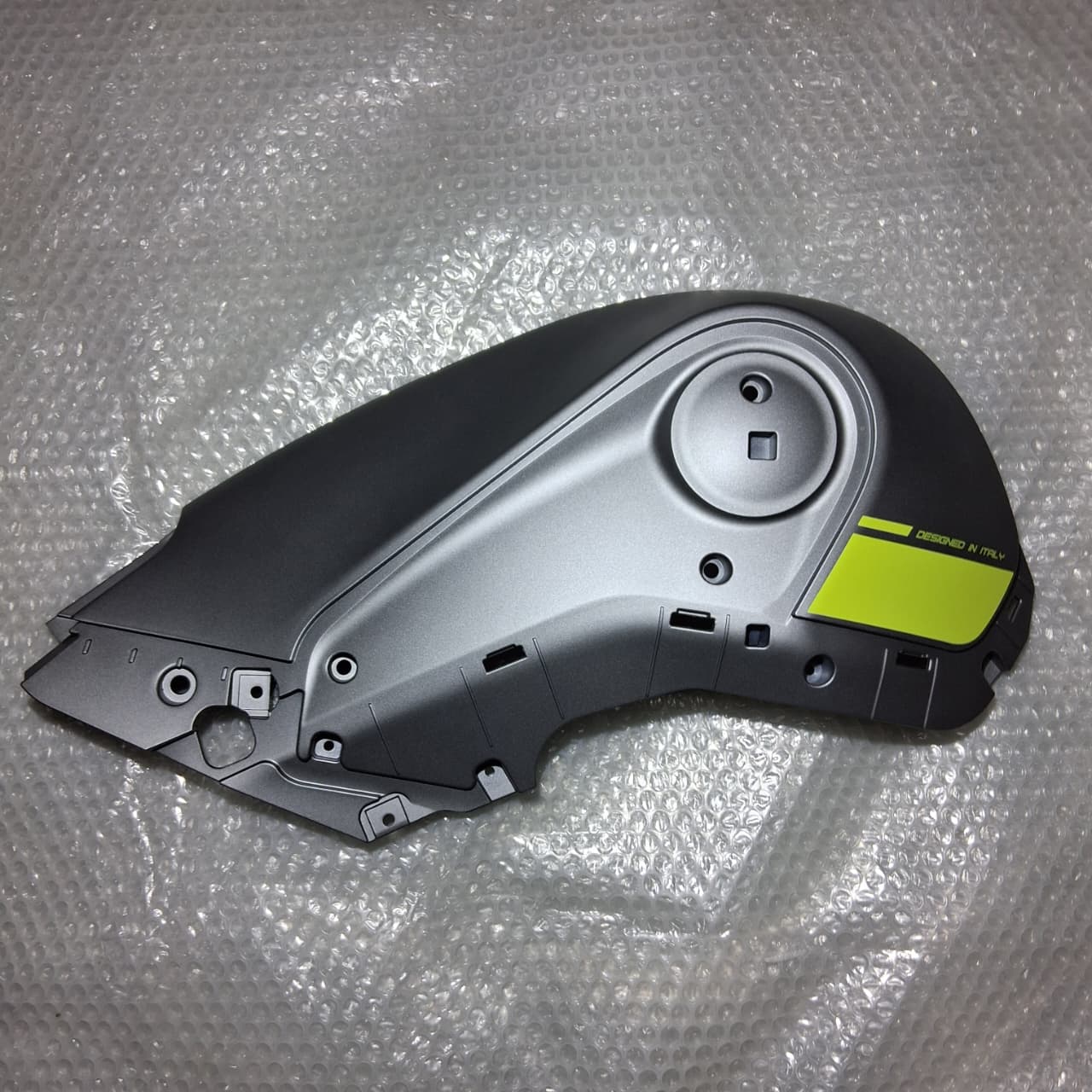 Covertor derecho de tanque gris con calcomanias (LEONCINO250)