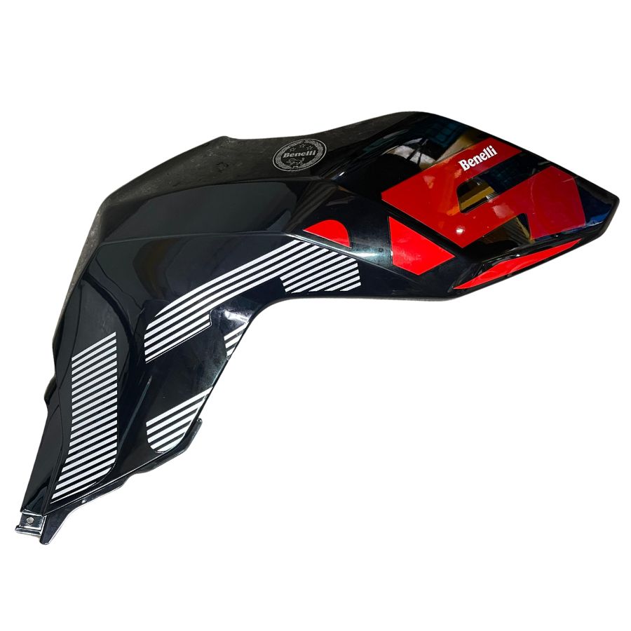 Covertor delantero derecho del tanque de combustible negro con calcomanias (TNT135)