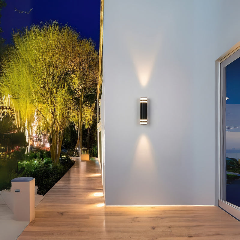 Lámpara de pared exterior LED Negra de 10W con luz cálida de 3000K y 900 lúmenes.