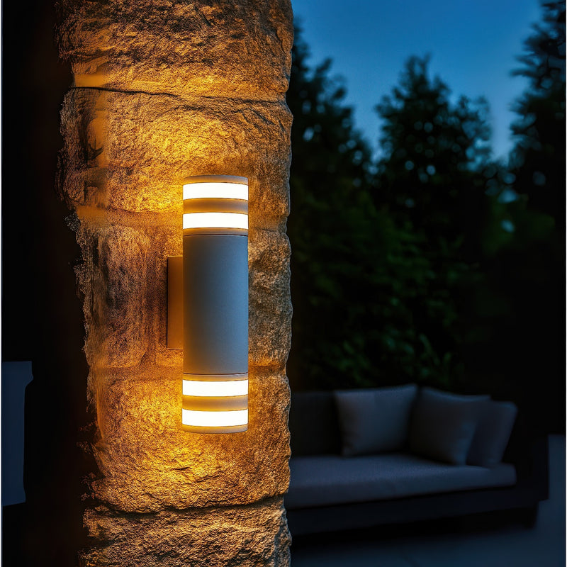 Lámpara de pared exterior LED Blanca de 10W con luz cálida de 3000K y 900 lúmenes.