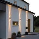 Lámpara de pared exterior LED Blanca de 10W con luz cálida de 3000K y 900 lúmenes.