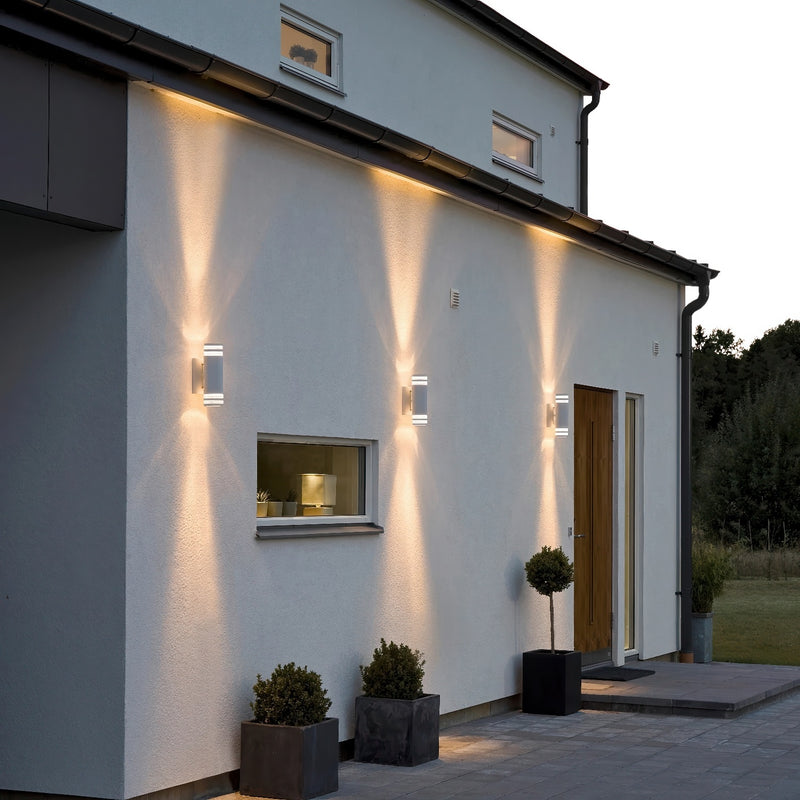 Lámpara de pared exterior LED Blanca de 10W con luz cálida de 3000K y 900 lúmenes.