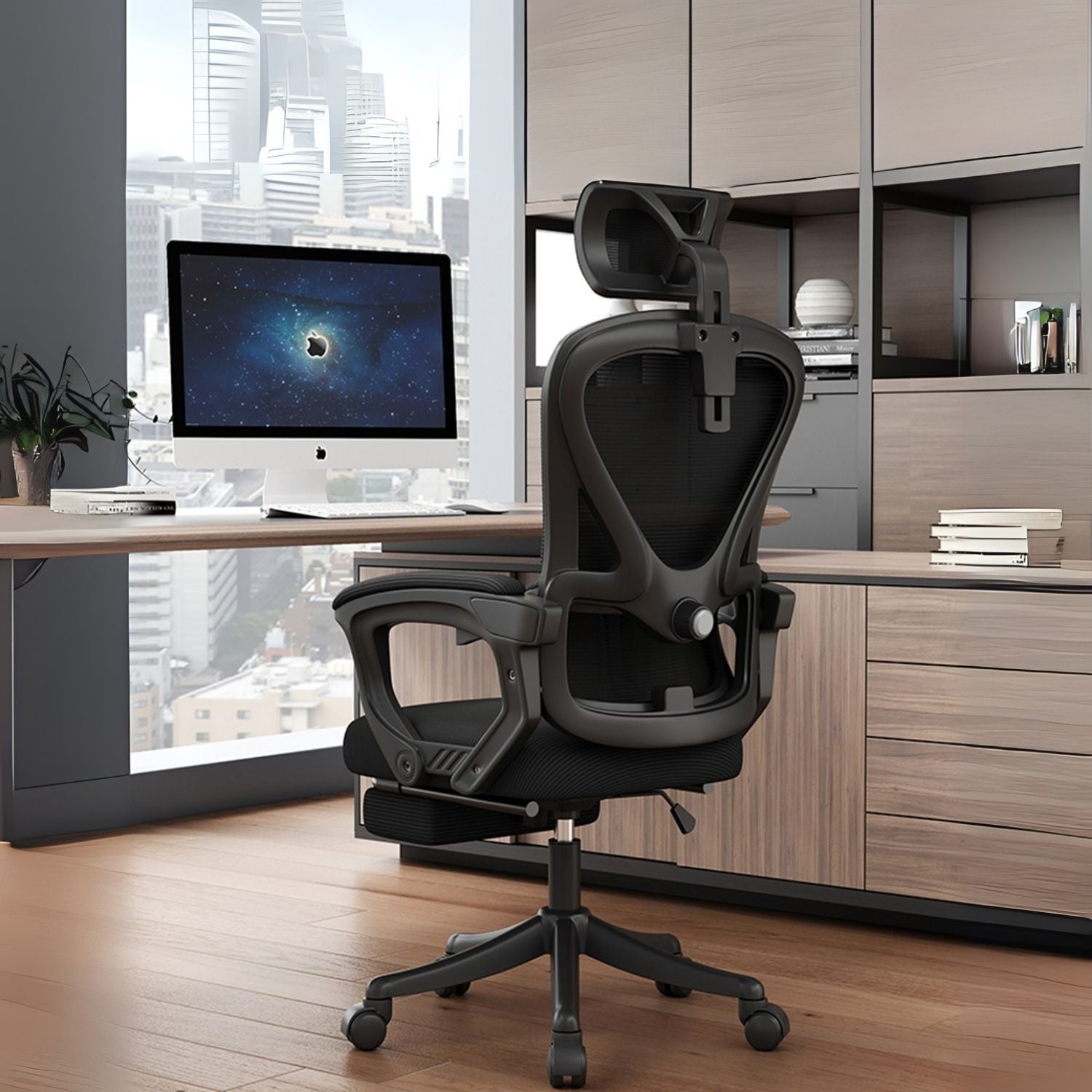 Silla de oficina ergonómica negra con respaldo de malla y apoyabrazos ajustables sin reposapiés. Silla cómoda para escritorio