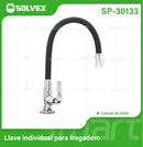 Llave individual para fregador de latón cromado. Grifo de cocina con cuello flexible de goma negra.