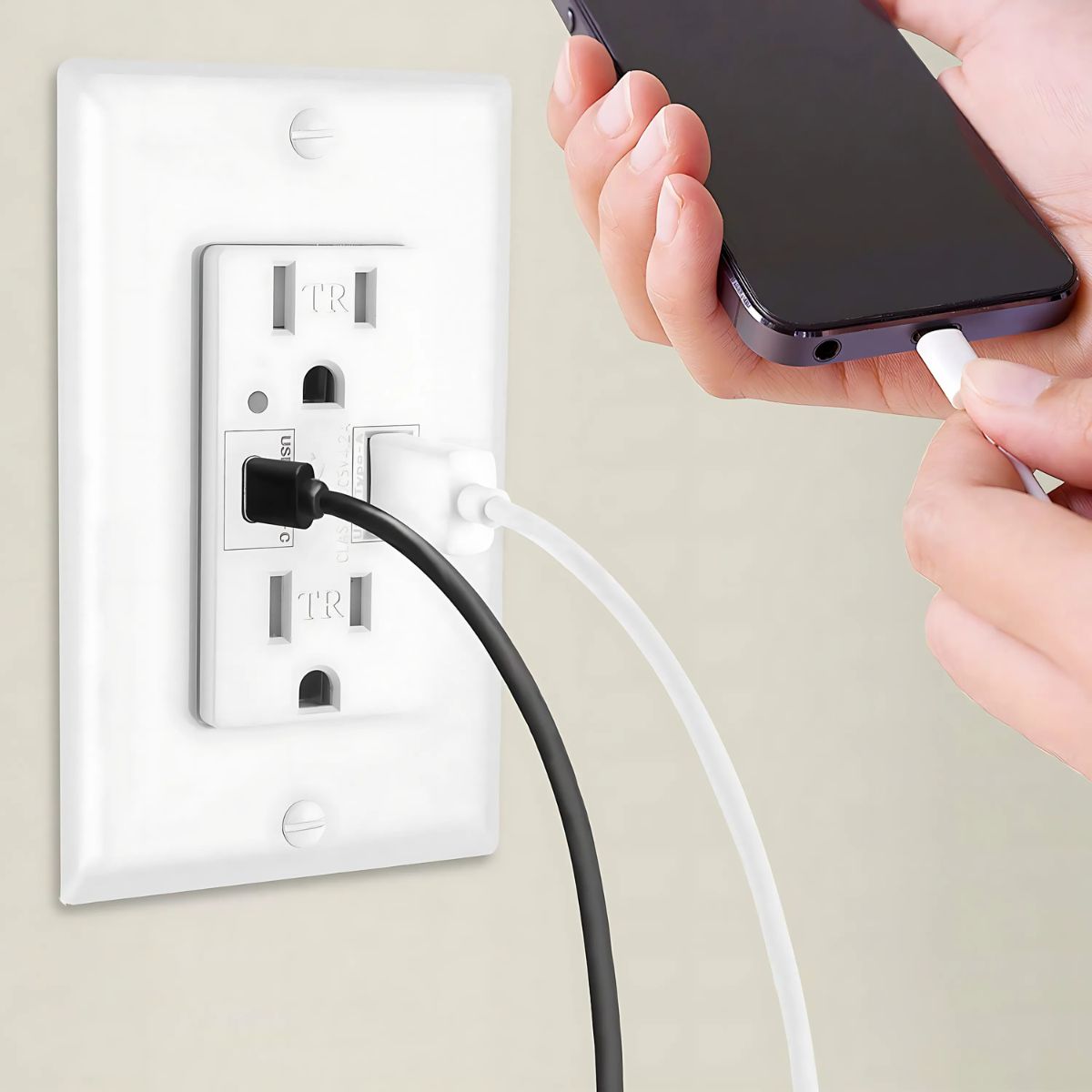 Tomacorriente doble con puertos USB-C y USB-A. Enchufe de Pared 125V. Cargador Rápido para Dispositivos Electrónicos.