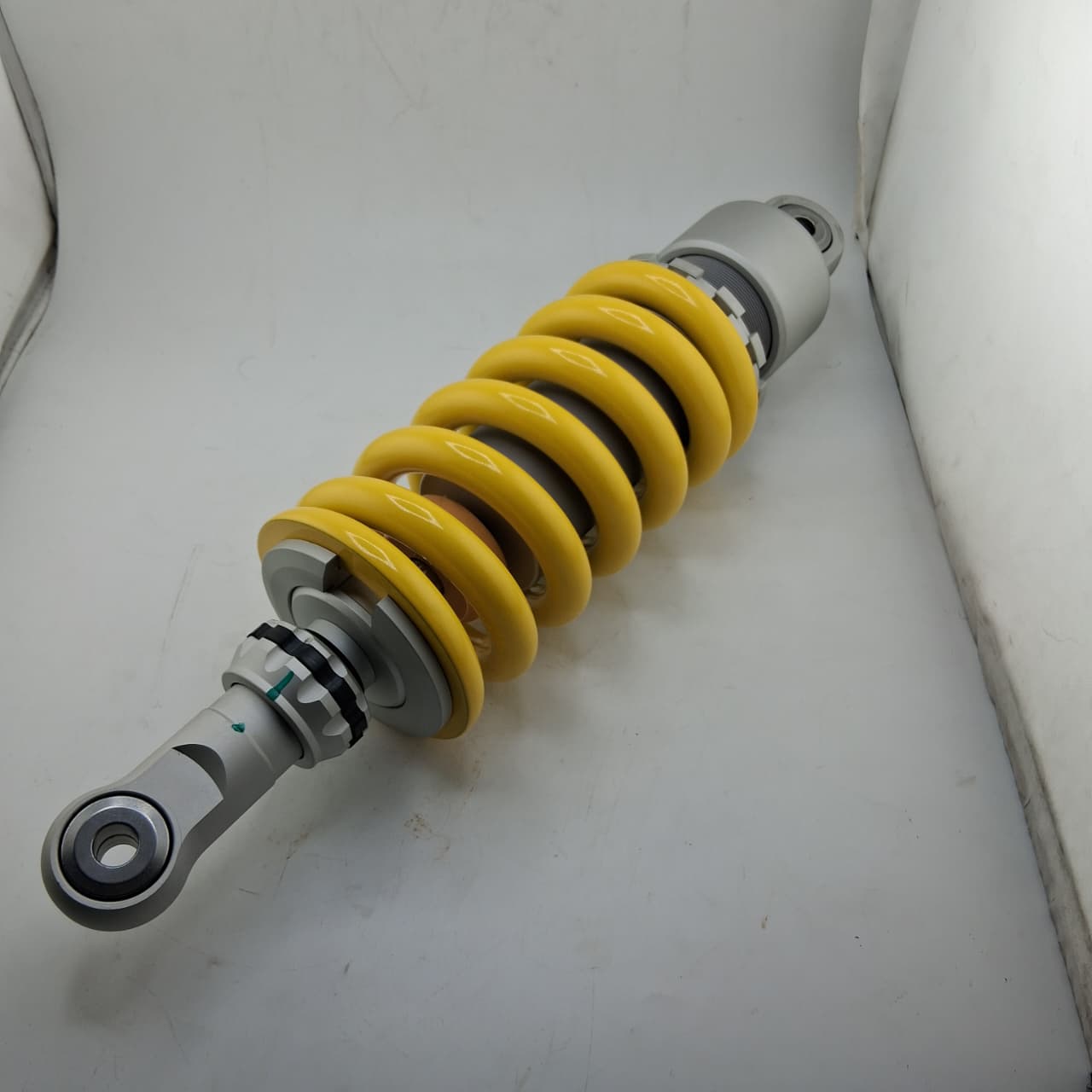 Amortiguador trasero resorte amarillo (TNT600)